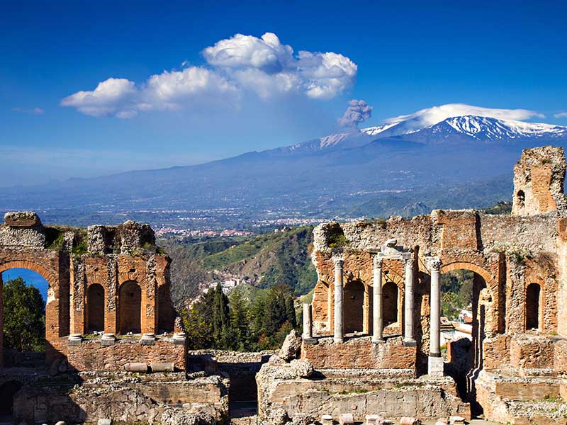 taormina_teatro_greco_etna_sfondo